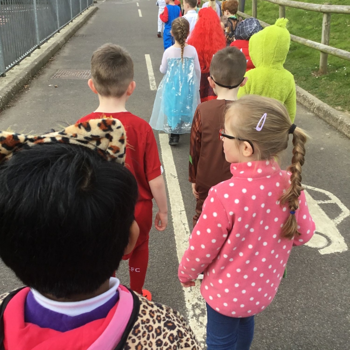 oaklands-community-primary-school-ks1-world-book-day-parade
